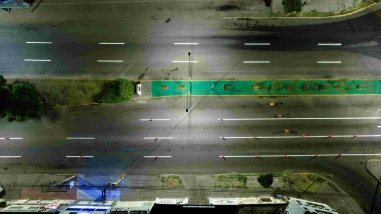 Refuerzan mantenimiento a vialidades con pintura de tráfico